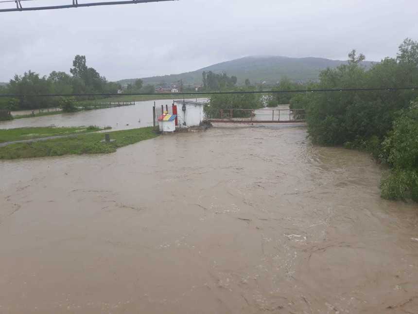 Cod roşu de inundaţii pe râuri din judeţele Timiş, Arad, Iaşi şi Botoşani, până vineri la ora 9.00