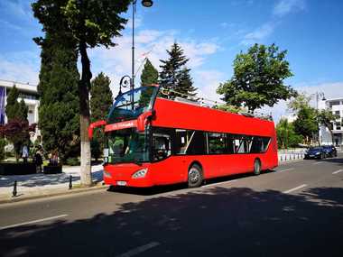 Constanţa: Turiştii care vin pe litoral se pot plimba cu autobuzele etajate până în toamnă