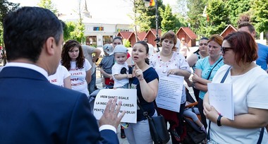 Iaşi: Zeci de mame au protestat faţă de lipsa locurilor în creşele din oraş; din toamnă, aproximativ şase sute de copii nu vor avea un loc asigurat