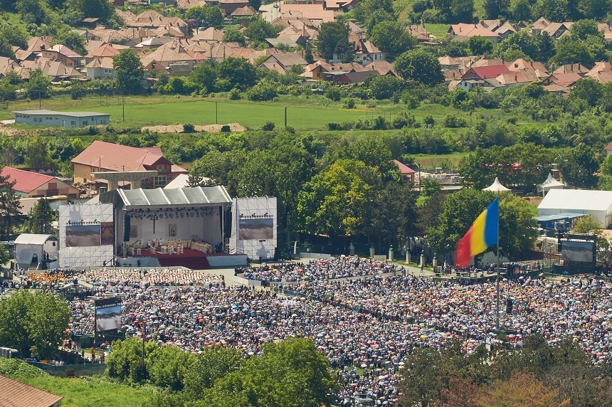 Evenimentul de la Blaj din cadrul vizitei Papei Francisc, organizat de promoterul festivalului Artmania: 60 de tiruri cu echipamente, 600 de voluntari şi 14.500 de mp de sol amenajaţi