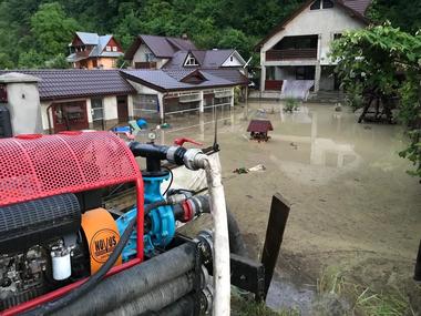 IGSU: Pompierii au intervenit în 21 de localităţi din 15 judeţe în urma ploilor şi furtunilor de miercuri şi din cursul nopţii; în Neamţ, 15 persoane, între care şi trei copii, au fost evacuate din locuinţele inundate. FOTO, VIDEO