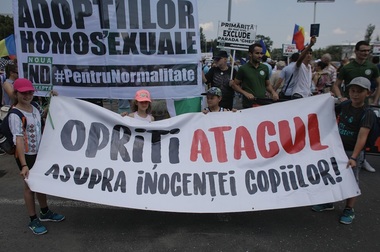Marşul normalităţii a pornit din Piaţa Victoriei către Dealul Patriarhiei. ”Opriţi atacul asupra inocenţei copiilor”, unul dintre mesajele participanţilor - FOTO