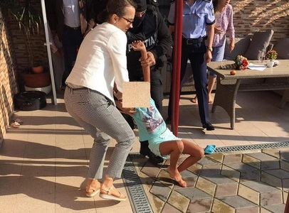 Manifestaţie la Baia de Aramă în sprijinul Sorinei, fetiţa luată de la asistentul maternal după ce a fost adoptată de o familie de români din SUA