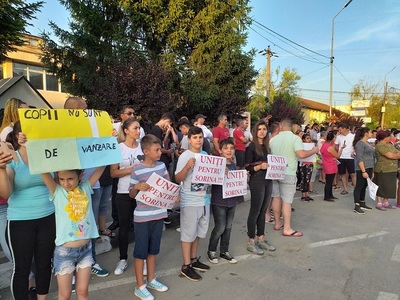 Manifestaţie la Baia de Aramă pentru fetiţa adoptată de o familie de români din SUA