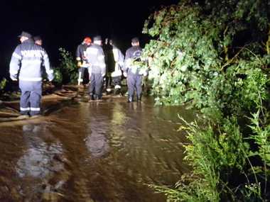 IGSU: Peste o sută de persoane au fost evacuate preventiv din cauza inundaţiilor, iar alte 48 au fost surprinse de viituri; s-au produs efecte ale ploilor torenţiale în 72 de localităţi din 20 de judeţe. FOTO/ VIDEO