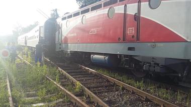 Suceava: Locomotiva unui tren Regio a deraiat din cauza viiturilor; nu s-au înregistrat victime