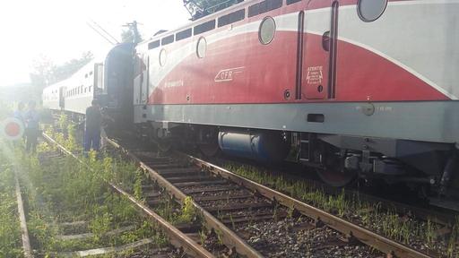 Suceava: Locomotiva unui tren Regio a deraiat din cauza viiturilor; nu s-au înregistrat victime