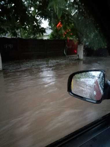 IGSU: Efecte ale ploilor şi furtunilor în 49 de localităţi din 17 judeţe. FOTO, VIDEO