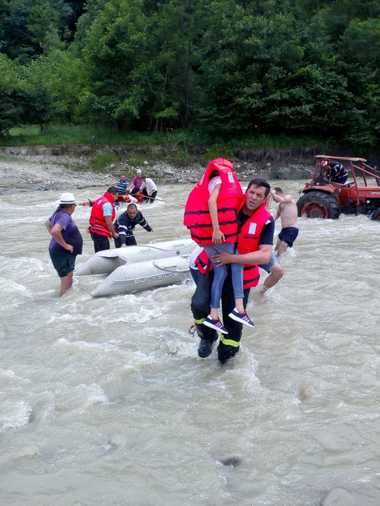 IGSU: 93 de copaci au fost doborâţi de vânt în ultimele 24 de ore, fiind avariate 35 de autovehicule; pompierii intervin în continuare în şapte judeţe