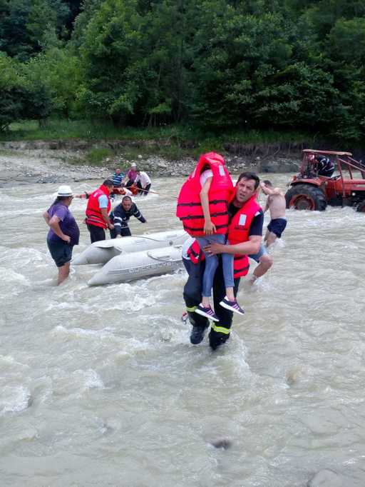 IGSU: 93 de copaci au fost doborâţi de vânt în ultimele 24 de ore, fiind avariate 35 de autovehicule; pompierii intervin în continuare în şapte judeţe