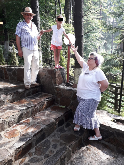 Caz de tip ”Sorina” în Caraş-Severin: O fetiţă de şapte ani, pe punctul de a fi despărţită de asistentul maternal care a crescut-o, deşi acesta susţine că a depus dosar de adopţie