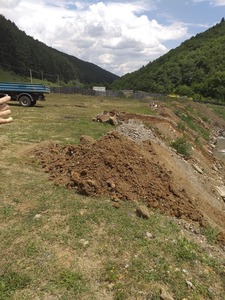 Sibiu: Un bărbat care a aruncat deşeuri din construcţii în albia unui râu, amendat de Garda de Mediu cu 2.000 de lei; Primăria Răşinari a demarat curăţarea zonei. FOTO/ VIDEO