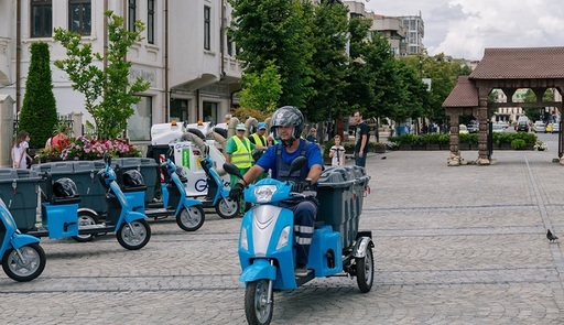 Gunoiul din coşurile stradale va fi strâns la Iaşi cu mopede electrice. Acestea nu poluează şi intră uşor pe străzile înguste - FOTO

