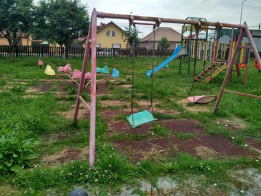 Sancţiuni de peste 320.000 de lei, date de Protecţia Consumatorilor după controale la spaţii de joacă pentru copii; s-au găsit echipamente rupte sau elemente care reprezentau un pericol pentru copii. FOTO