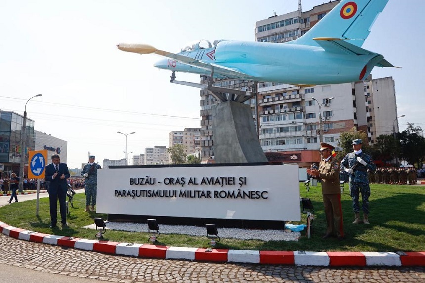 Un avion cu o istorie specială, amplasat la intrarea în Buzău. Monumentul, inaugurat în prezenţa a peste 2.000 de persoane - FOTO