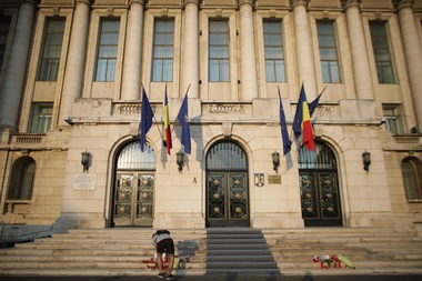 Protest tăcut în faţa Ministerului Afacerilor Interne, după cazul de la Caracal; oamenii reclamă că au trecut 19 ore de la primul apel la 112 al adolescentei sechestrate şi intervenţia Poliţiei. FOTO