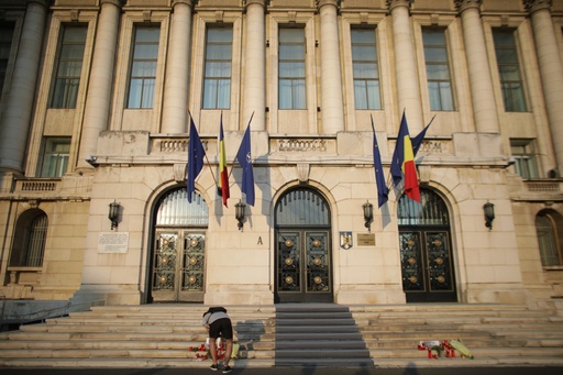 Protest tăcut în faţa Ministerului Afacerilor Interne, după cazul de la Caracal; oamenii reclamă că au trecut 19 ore de la primul apel la 112 al adolescentei sechestrate şi intervenţia Poliţiei. FOTO
