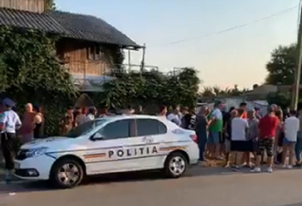 Zeci de persoane s-au strâns în faţa casei lui Gheorghe Dincă. Mama fetei dispărută în aprilie a avut nevoie de îngrijiri medicale după ce i s-a făcut rău 