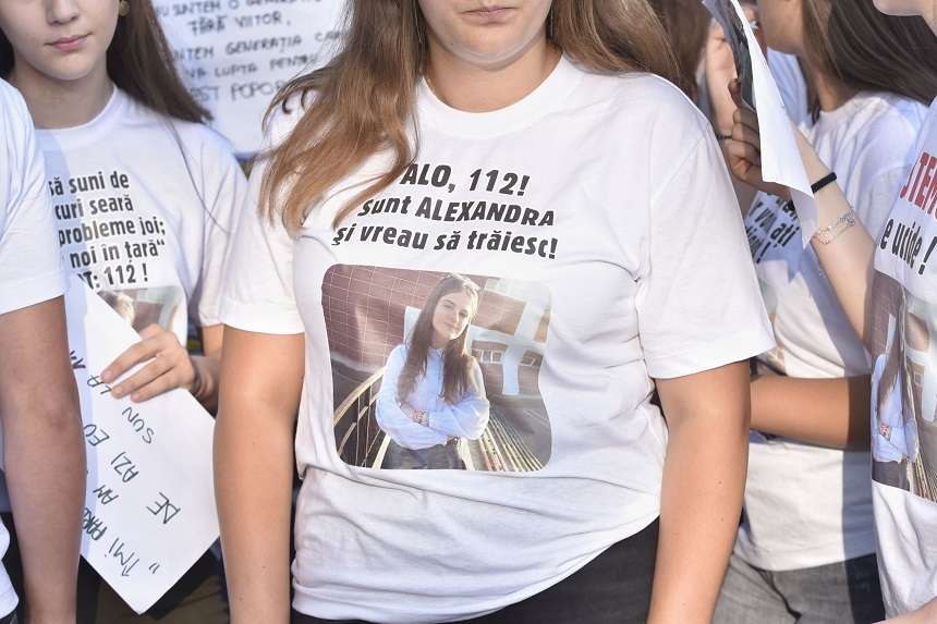 Colegii de liceu ai Alexandrei participă în această seară la un protest în Caracal: ”Alo 112! Sunt Alexandra şi vreau să trăiesc!”