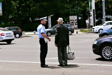 Dispoziţie a ministrului de Interne Mihai Fifor: Poliţiştii, obligaţi să poarte uniformă în timpul programului de lucru, începând din 5 august