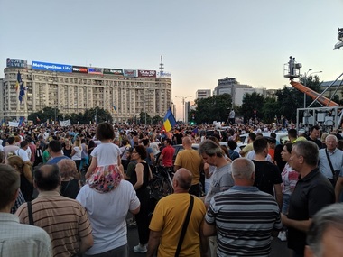 UPDATE: Peste 20 de mii de persoane au protestat în Piaţa Victoriei, fără incidente / Celebrul pianist Davide Martello a cântat în piaţă - VIDEO