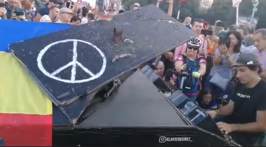 Celebrul pianist Davide Martello cântă la protestul din Piaţa Victoriei - VIDEO