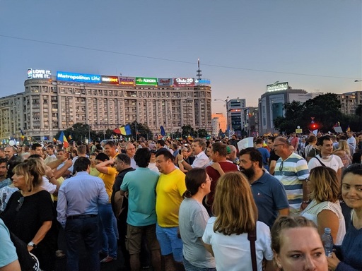 Protest Piaţa Victoriei: Peste 15.000 de oameni sunt în faţa Guvernului / Patru persoane interceptate în zona filtrelor au fost duse la poliţie / Circulaţia rutieră a fost oprită