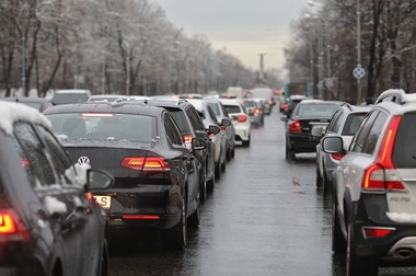 Guvernul face modificări la Codul rutier: Se interzice folosirea cu mâinile, în orice mod, a telefonului sau altor dispozitive cu funcţii foto, video şi de înregistrare