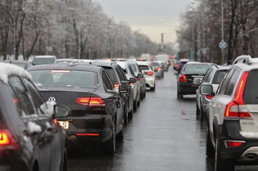 Guvernul face modificări la Codul rutier: Se interzice folosirea cu mâinile, în orice mod, a telefonului sau altor dispozitive cu funcţii foto, video şi de înregistrare