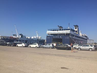 MAE: Aproximativ 230 de cetăţeni români şi 53 de autovehicule au fost transferaţi în cursul zilelor de 14 şi 15 august de pe insula Samothraki