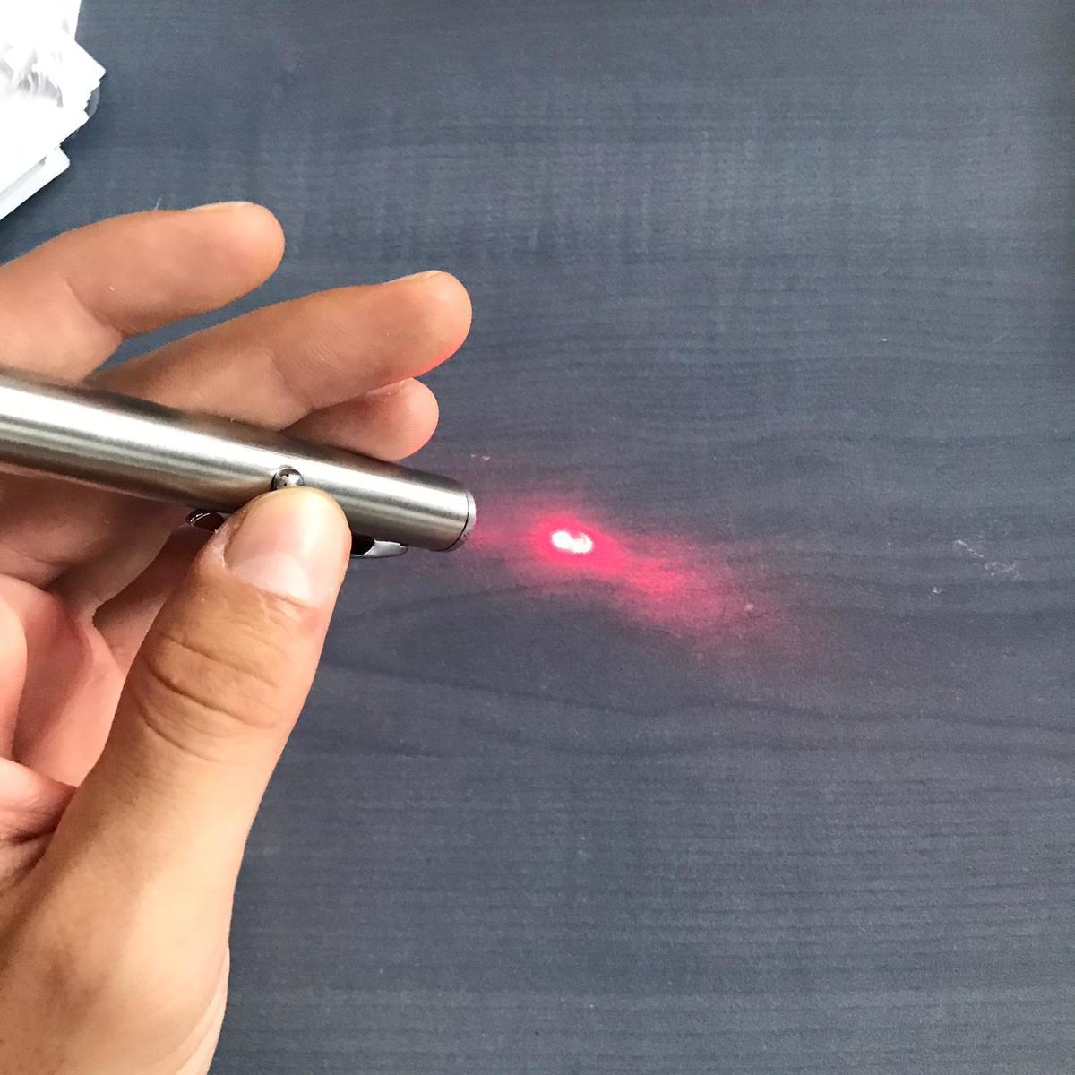 Este posibil să străluciți în ochi cu un laser?