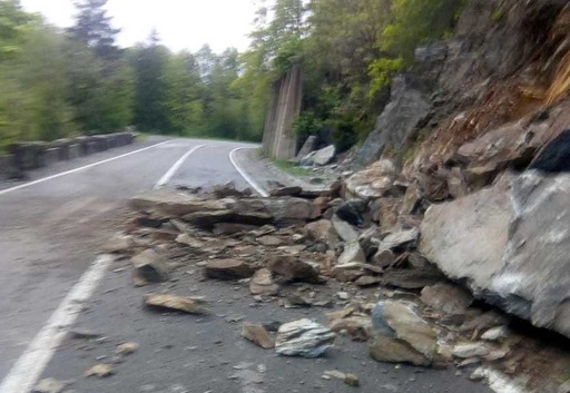 Trafic îngreunat pe Transfăgărăşan, în zona cabanei Capra din judeţul Argeş, din cauza căderilor de pietre de pe versanţi