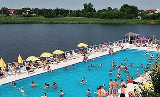 Activitatea ştrandului Moghioroş, suspendată de DSP Bucureşti, după ce mai multe persoane, între care şi copii, s-au intoxicat cu clor