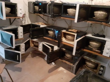 Alune râncede prăjite în cuptoare cu microunde, în condiţii insalubre, descoperite de Protecţia Consumatorului la un operator economic din Bucureşti - FOTO
