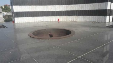 Flacăra eternă de la Monumentul eroilor Revoluţiei de la Timişoara a fost stinsă pentru că Primăria nu a achitat o factură de 5.600 lei/ Nicolae Robu: Este inadmisibil şi sunt indignat la maximum. FOTO