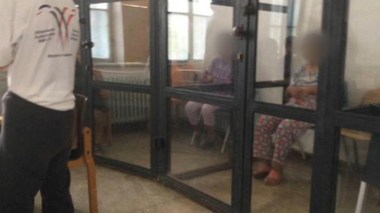 Centrul de Resurse Juridice: Persoane cu dizabilităţi psiho-sociale, închise în cuşti de plexiglas şi legate cu cârpe, la Sighetu Marmaţiei - FOTO