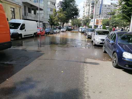 Circulaţia maşinilor pe Bulevardul Ferninand din Capitală a fost reluată; traficul tramvaielor şi al troleibuzelor este încă afectat de avaria la magistrala de apă