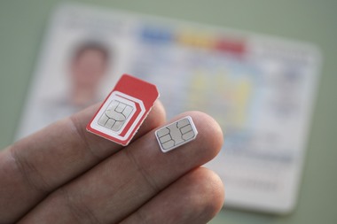 Avocatul Poporului a atacat la CCR ordonanţa care prevede vânzarea cartelelor prepay doar cu buletinul şi stocarea datelor: Actul normativ limitează drastic exercitarea dreptului la viaţă intimă, familială şi privată