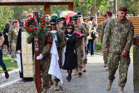 Buzău: Câteva sute de persoane la înmormântarea militarului mort în Afganistan. FOTO