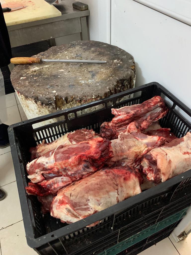 Rezultatul controalelor ANPC în Hala veche Obor: Amenzi de peste 700.000 de lei şi aproape 7 tone de alimente retrase de la vânzare; a fost decisă suspendarea activităţii în hală