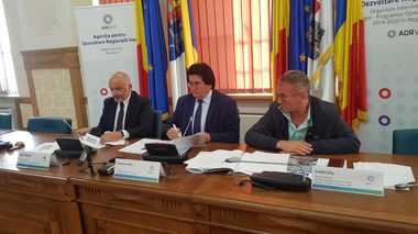 Două proiecte de peste 50 milioane euro au fost semnate de Primăria Timişoara şi ADR Vest; vor fi cumpărate tramvaie noi şi se vor instala, în premieră, automate pentru bilete de călătorie