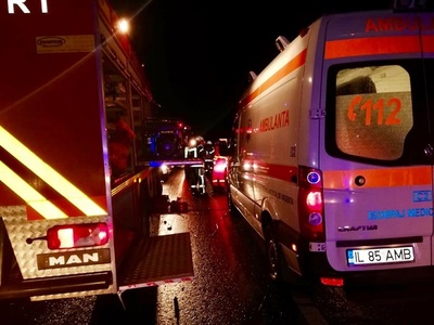 Date despre starea persoanelor rănite în accidentul din Ialomiţa. Un pacient cu suspiciune de fractură de coloană este adus cu elicopterul la Bucureşti de la spitalul din Slobozia