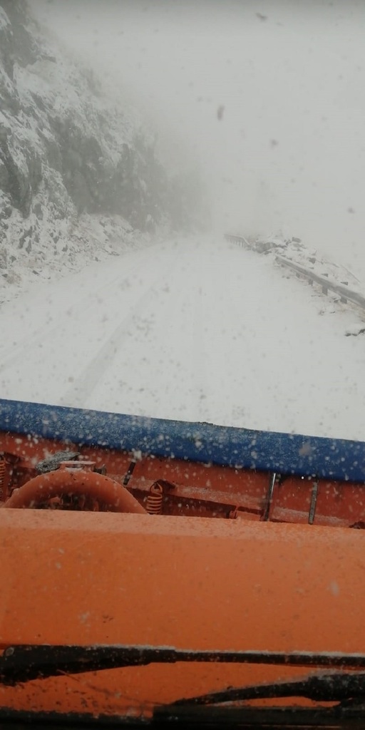 Zăpadă pe Transfăgărăşan - Drumarii îi sfătuiesc pe cei ale căror maşini nu sunt echipate de iarnă să nu se aventureze pe acest traseu - VIDEO