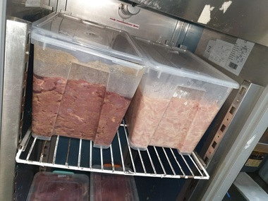 Controale ANPC la unităţile de alimentaţie publică din Sun Plaza: Produse expirate, lipsă de igienă în spaţiile în care era pregătită mâncarea. Aproape 500 de kg de alimente retrase şi amenzi de 170.000 de lei - FOTO, VIDEO