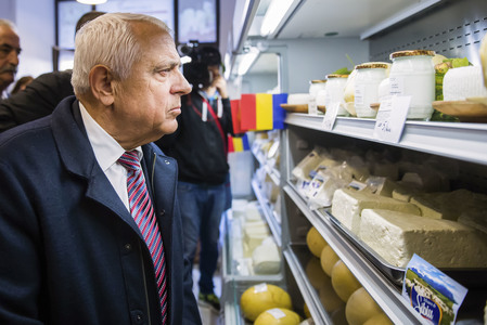 Prima Brânzărie a fost deschisă la Sibiu, în prezenţa ministrului Agriculturii, Petre Daea; producătorii îşi pot etala marfa fără a achita vreo taxă