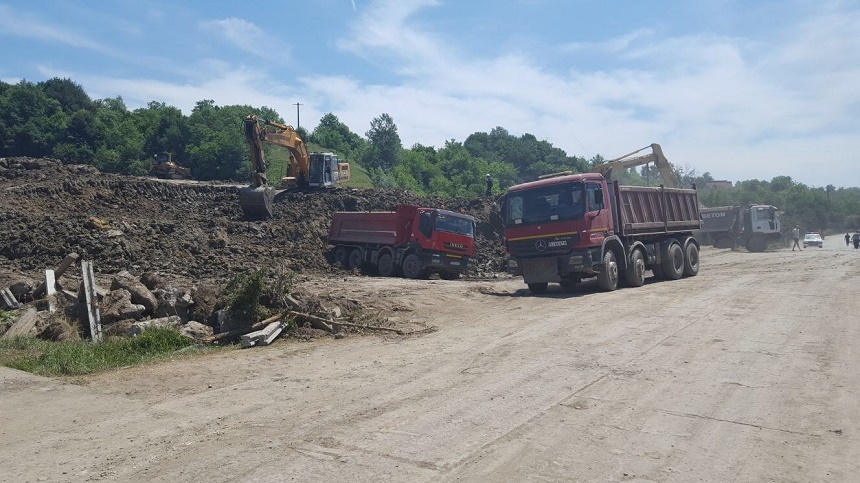 Buzău: O alunecare de teren produsă pe malul râului Câlnău ameninţă un cimitir şi mai multe locuinţe, la Mărăcineni