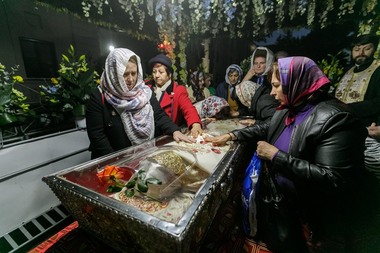 Aproximativ 25.000 de persoane stau la rând pentru a se închina la moaştele Sfintei Cuvioase Parascheva, la Iaşi