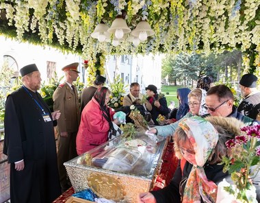 Aproximativ 35.000 de pelerini s-au închinat la racla cu moaştele Sfintei Cuvioase Parascheva, la Iaşi - FOTO