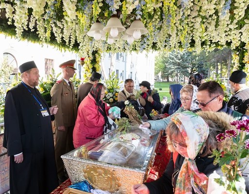 Aproximativ 35.000 de pelerini s-au închinat la racla cu moaştele Sfintei Cuvioase Parascheva, la Iaşi - FOTO