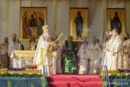 Iaşi: 120.000 de pelerini s-au închinat la moaştele Sfintei Parascheva. Mitropolitul Moldovei şi Bucovinei i-a premiat pe preoţii care au construit biserici înainte de 1989